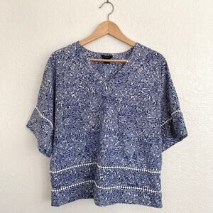 Ann Taylor V-Neck Floral Blue White Short Sleeve Top Lace‎ Detail Relaxed Fit